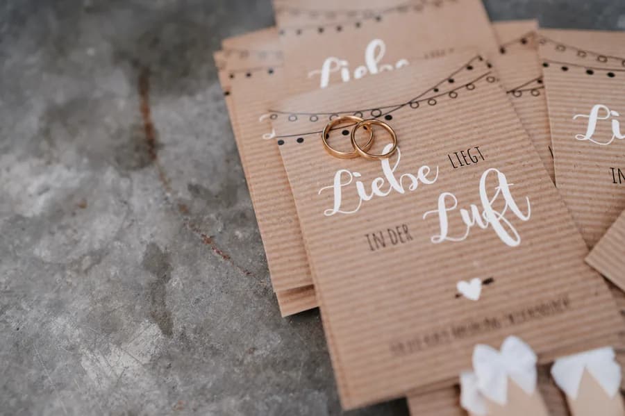 Hochzeitskarten und Ringe — Hochzeitsplanung München